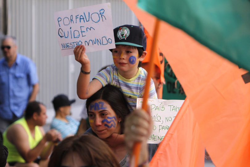 Santiago, 29 de Noviembre de 2015. 
Se realiza Marcha Mundial por el Cambio Climático, bajo la consigna de #YoMarchoEl29N,Chile marcha por la justicia ambiental, la justicia social”. Se busca con esta
marcha, de carácter internacional, presionar a los gobiernos que se reunirán en la Convención
Marco de las Naciones Unidas sobre Cambio Climático (COP21) a partir del día 30 de noviembre en París, Francia.
Jonnathan Oyarzun/Aton Chile