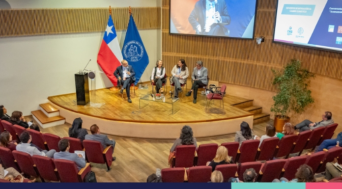 Las investigadoras CR2 Paulina Aldunce, Cecilia Ibarra y Dominique Hervé, participaron en seminario internacional que reunió en la Contraloría a expertos mundiales sobre acción climática